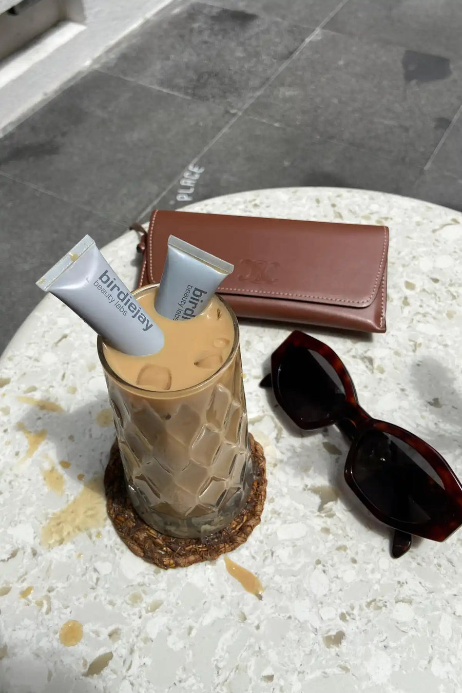 Cilt bakım tüpleriyle dondurulmuş kahve.